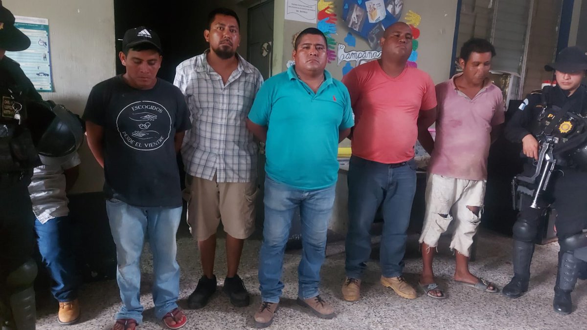 AztecaNoticiaGT's tweet photo. #AHORA | Once personas fueron detenidas por la PNC tras ser los presuntos responsables de realizar disparos a un grupo de personas que manifestaban y bloqueaban la ruta CA2 en el km.272 . Cruce Aldea Orizaba Malacatan.
Vía: @MarcosCahuex___ https://t.co/G9rB9d0Bqh
