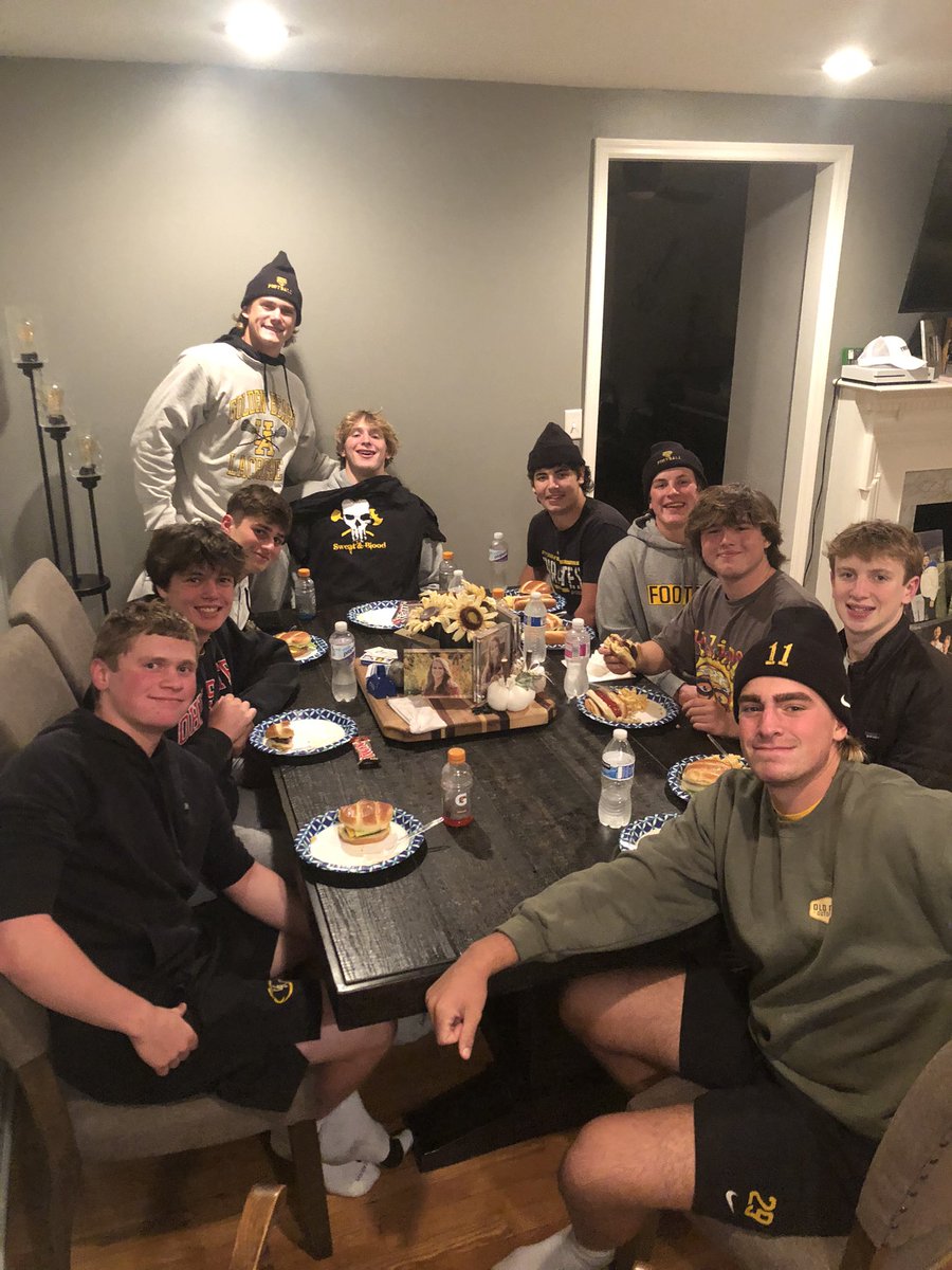 CoachSchaefer62's tweet photo. You don’t get the relationships you want, you get the relationships you build. UALBs dinner #Team #Sweat&amp;Blood https://t.co/Kk2fb5zmQR
