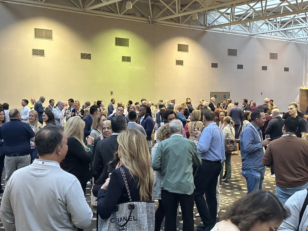 HCP_ReverseExpo's tweet photo. After a long day of networking and making connections, it’s time to relax with friends…and of course @TeamFredbird!
#HCPFall23 #Hospital #Healthcare https://t.co/gQea9p2MPn