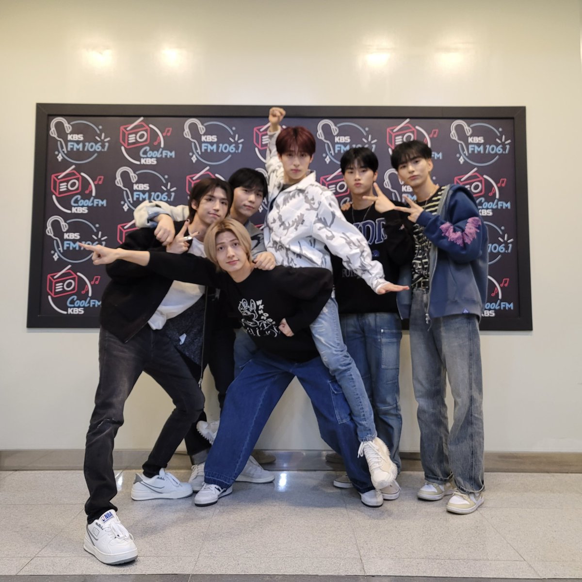 [ #Xtra_Scenes ]

데키라에 엑디즈 완전체 등장🦸‍♂️

핸들 뽑고 달려온 엑디즈 에너지에
데키라 Maxed out💥🖤

#XdinaryHeroes #엑스디너리히어로즈
#Livelock #Break_the_Brake
#WE_ARE_ALL_HEROES
#데이식스의키스더라디오 #KBSCoolFM