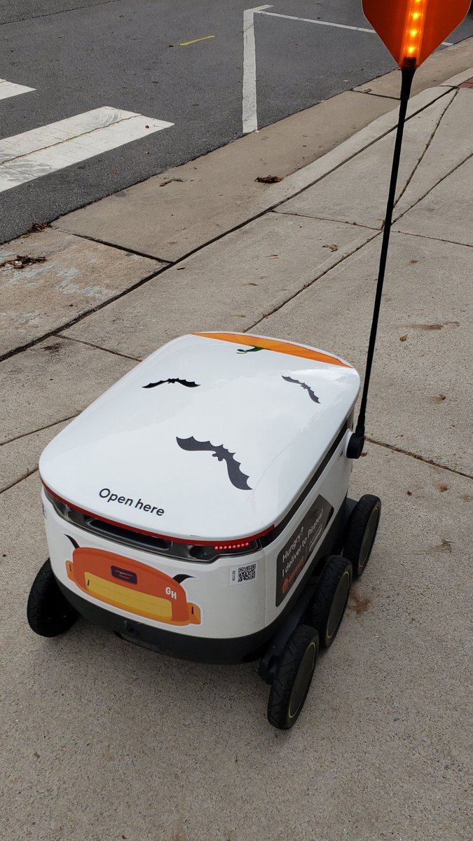 ECURobot's tweet photo. It's spooky out here. Somebody push the crosswalk button so I can get home! https://t.co/Tgpz7aIya5
