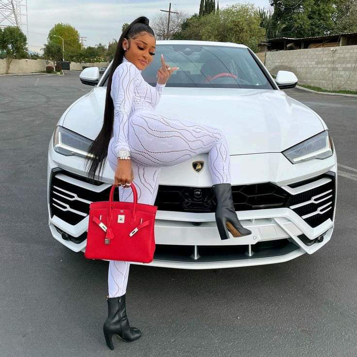 x_Autocar's tweet photo. If you found her on your Lamborghini, what would you do? 🤍🤍🤍 https://t.co/TgrXglMOv2