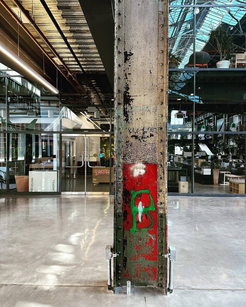 kvox's tweet image. Delighted to see reused buildings from SF’s shipyard days. #dogpatch #dailywalk instagr.am/p/CyetJGxvcC4/