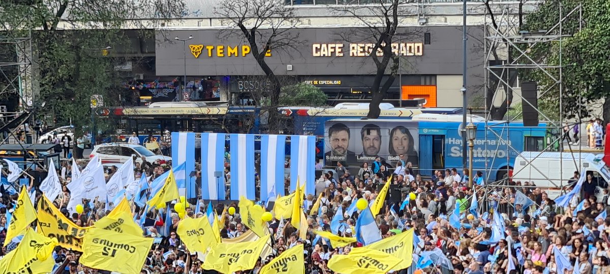 fernandojq's tweet photo. No quieren perder el protagonismo. #BarrancasDeBelgrano https://t.co/n1Pd43ohQz