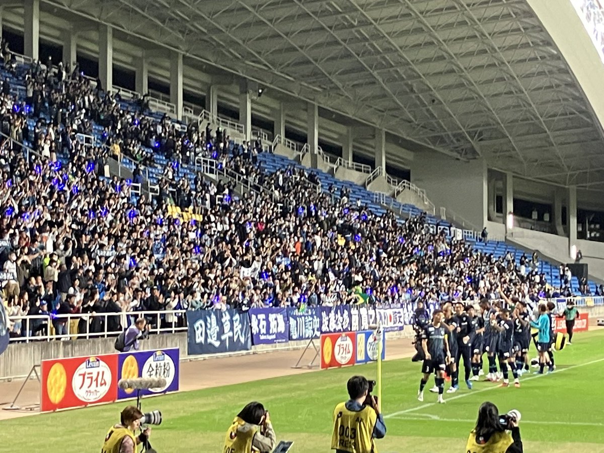 ZuleTakuma's tweet photo. 【東京に住んでる福岡出身者に大切なお願い】
11月4日（土）国立競技場で、アビスパ福岡を一緒に応援してくれませんか。

ルヴァン杯の決勝が行われます。なんと対戦カードは浦和レッズ vs アビスパ福岡。

あの #アビスパ福岡 が日本一になるかもしれない。

ホークスばかりの福岡のテレビも、さすがにアビスパのことを報じ始めたレベルです。福岡からもたくさんのサポーターが国立競技場へ、応援にやってきます。

相手は国立競技場のご近所、浦和ですから。きっと国立競技場は赤でいっぱいになるでしょう。それは間違いない。でも「福岡だって」ってとこ、見せたくないですか？

この日のゴール裏には、博多弁が飛び交います。応援しながら歌う歌は、選手名を知らなくても、福岡愛があれば歌える歌ばかり。

「俺たちが福岡」
「博多の漢なら気持ちを見せろ」

東京にいるからこそ、響く歌詞でもあります。ぜひ僕らに合わせて一緒に歌いましょう。

これまでアビスパを見たことない人でも大丈夫。むしろ、そんな方こそ必要です。福岡への郷土愛をアビスパ福岡に重ねてほしい。そして、一緒に福岡を応援しましょう。

https://t.co/z0iNXGLAdT