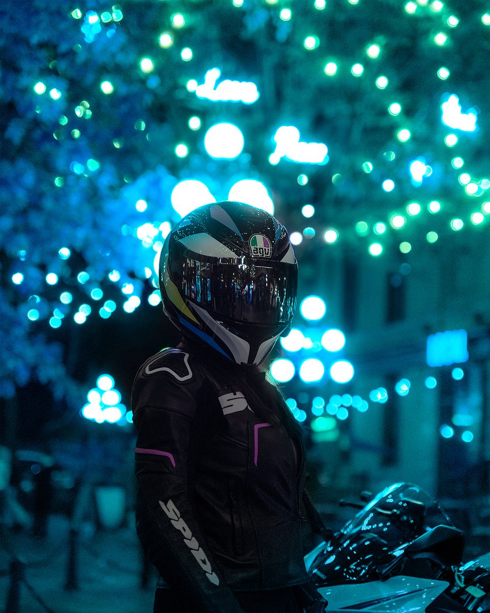 boomerbardia's tweet photo. a Cyberpunk photoshoot I did recently in Vancouver #tron #cyberpunk #vancouver https://t.co/vid1NieBnP