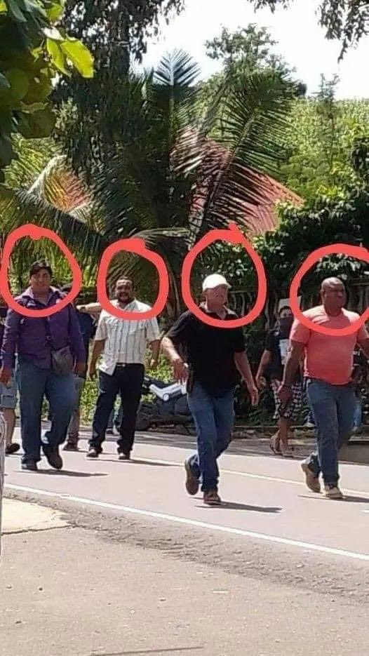 🚨🚨🚨🚨ATENCIÓN🚨🚨🚨🚨
Los pistoleros de hoy son guardaespaldas del alcalde que ganó en Ocos y se llama Álvaro Guillermo López Rabanales. 

💥Es alcalde electo por el partido oficialista: VAMOS