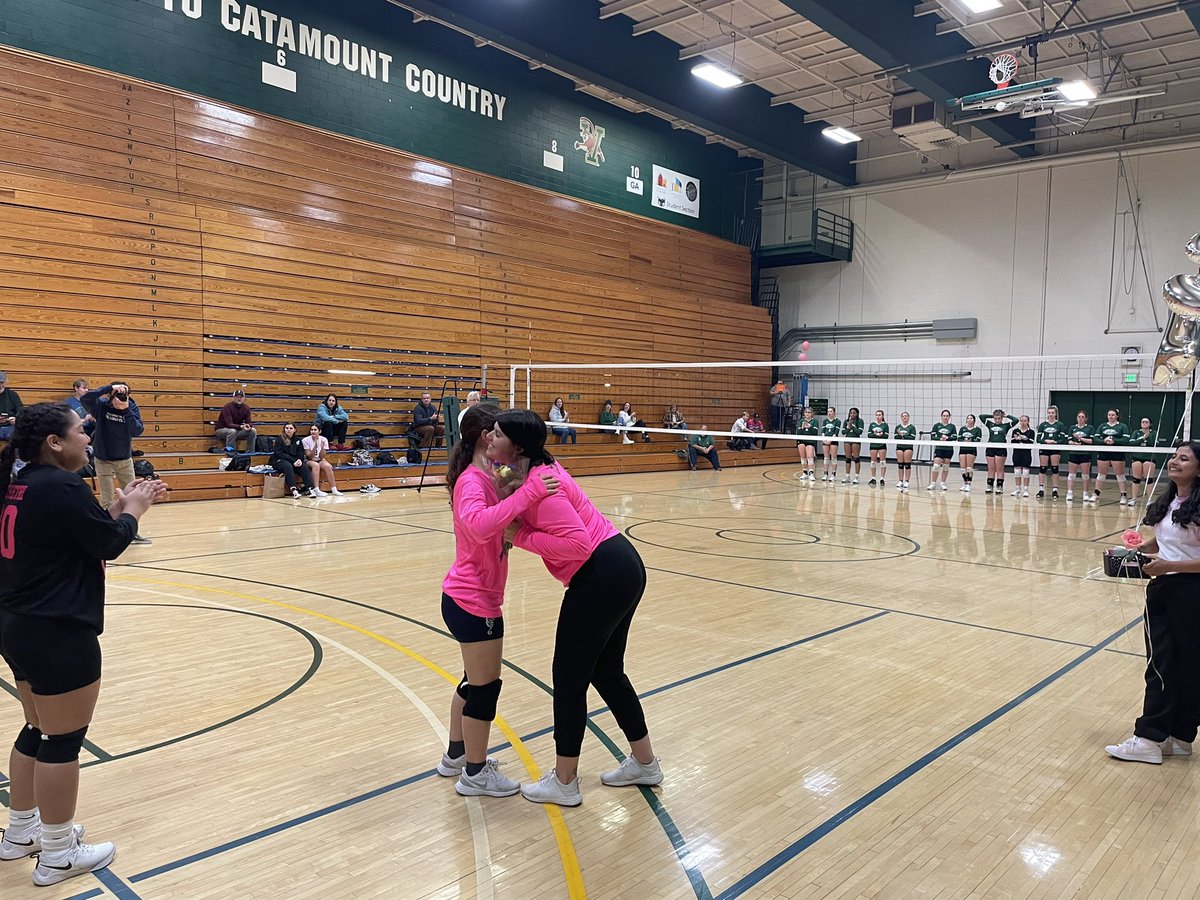 BSDVTAthletics's tweet photo. @sja_hilltoppers ๐จFinal | BHS 3, @sja_hilltoppers 0 (25-16, 25-15, 25-15)
#Seahorses win in straight sets and sweep tonightโs doubleheader over the Hilltoppers on Senior Night!
#SeahorsePride #GOSEAHORSES #BSDVT #BSDVTAthletics #ThankYouSeniors #SpikeOutCancer https://t.co/F6IYMlsx5m