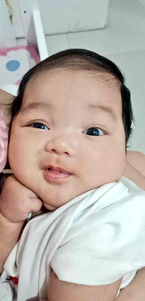 trshflrstdd's tweet photo. May isang gabi na di kita mapatahan, di ko alam kung bakit ka umiiyak, nagtanong ako sa Lord bakit ka umiiyak, in instant and miracle, naintindihan ko iyak mo, binangongot ka pala, akala mo iiwanan ka namin ni tatay at tingin mo sa sarili mo ay itlog ka

Di ka itlog, mukha lang😂 https://t.co/R2Tsojt0x4