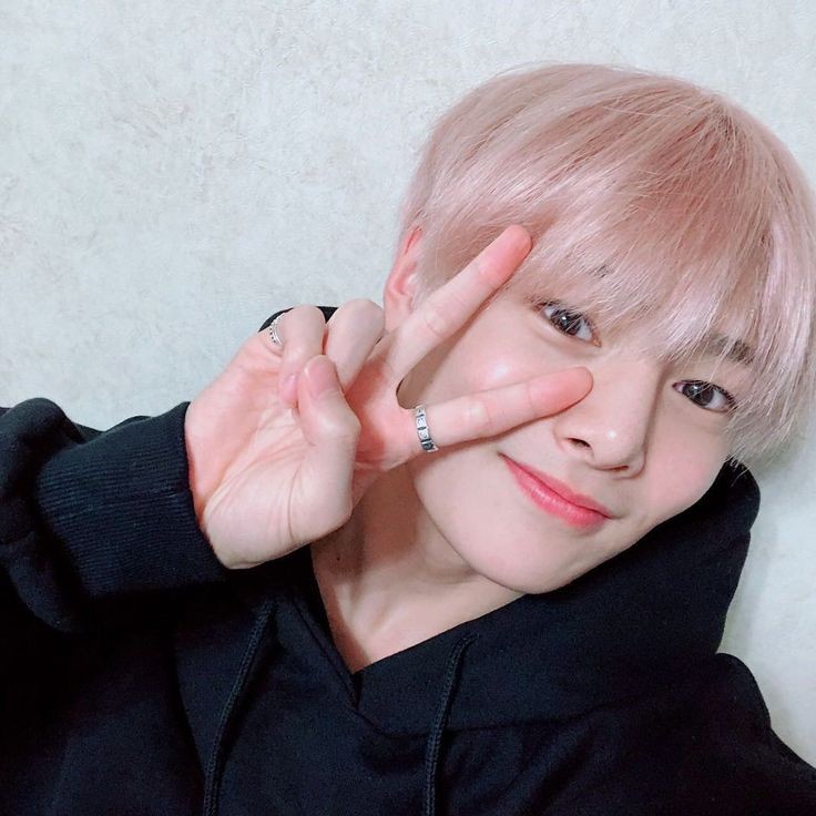 hourlyjgn's tweet photo. pink boy💗 https://t.co/KBgAuUnUXL