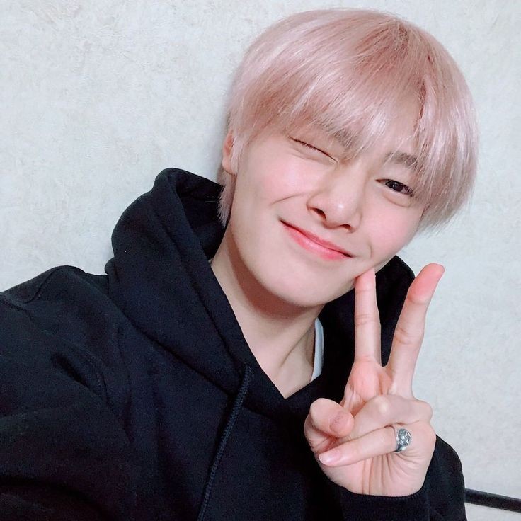 hourlyjgn's tweet photo. pink boy💗 https://t.co/KBgAuUnUXL