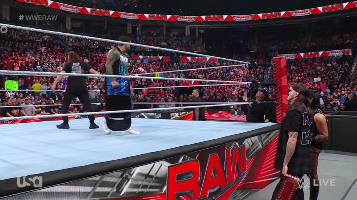 theusotwinzcom's tweet photo. #WWERaw #MainEventJeyUso #UndisputedTagChamp (@WWEUsos) https://t.co/pdbwDU1L4D