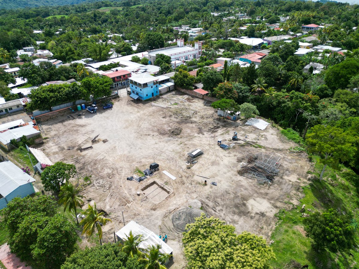 ObraMunicipal's tweet photo. Continuamos con los trabajos de terracería para la construcción del nuevo complejo deportivo de Candelaria, Cuscatlán.🏟😃

#EnLaDirecciónCorrecta 👇 https://t.co/B3DCTttjoZ