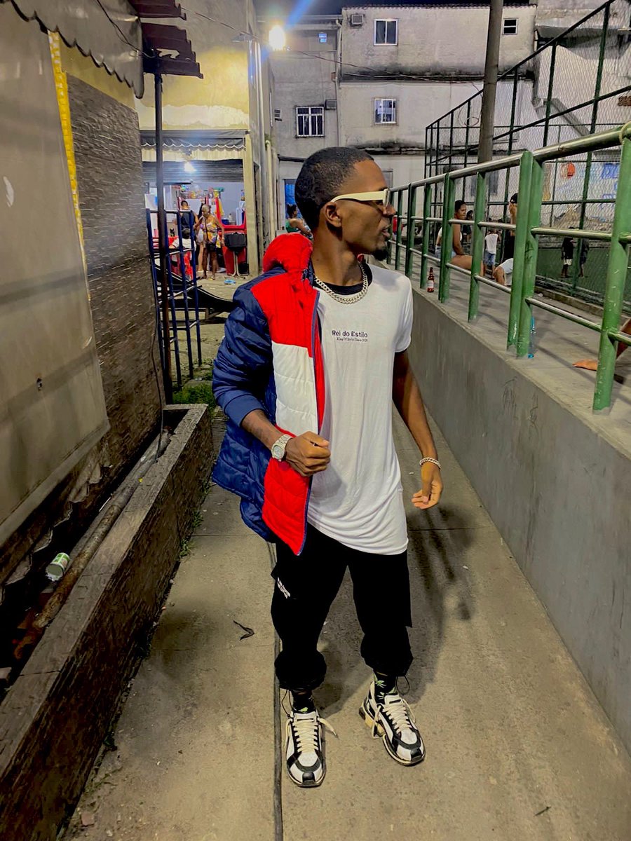 mlqRobin98's tweet photo. Rei do Estilo eu criei a 01 do Rio. 🤴🏿🔥 https://t.co/FVAYzgAI7y