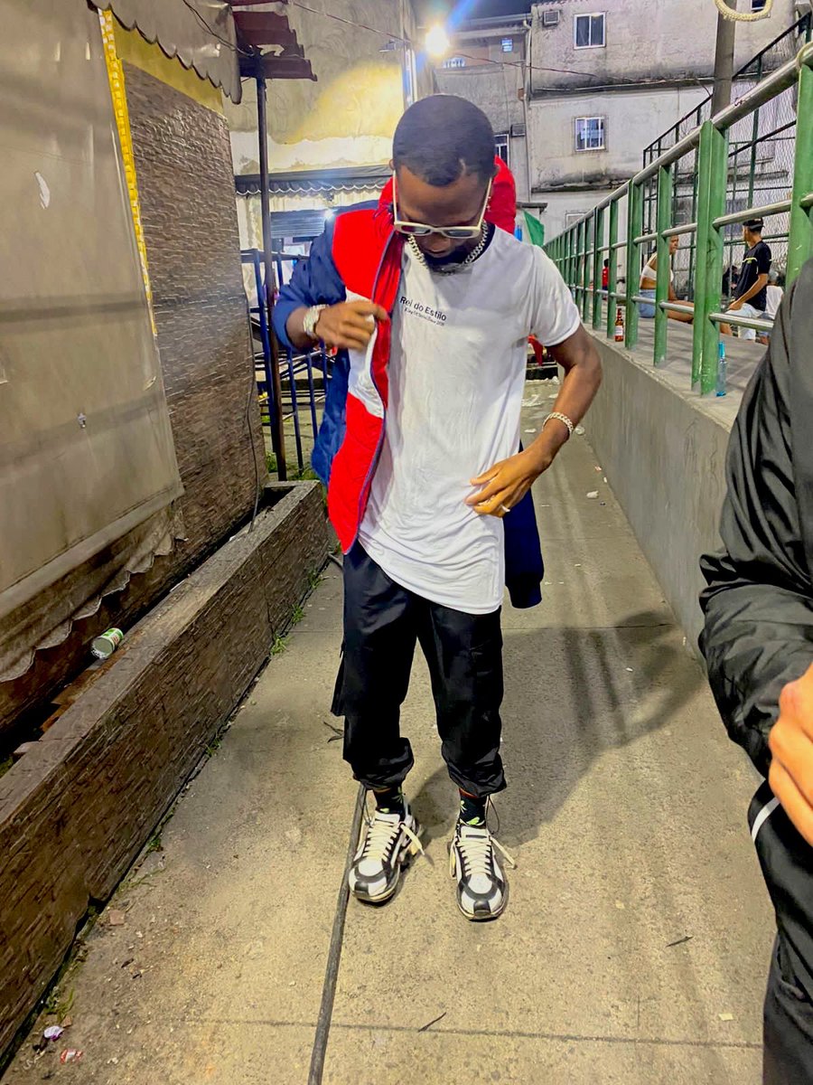 mlqRobin98's tweet photo. Rei do Estilo eu criei a 01 do Rio. 🤴🏿🔥 https://t.co/FVAYzgAI7y