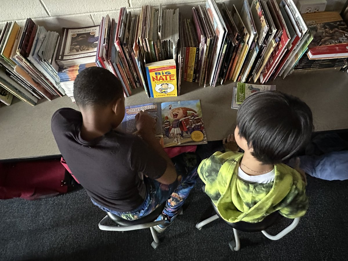vandesampel77's tweet image. #BuddyReading for the win! Our #Friends from @AKachakova’s connected as we shared books this afternoon! #Engaged #Empowered #Embraced @HanoverHuskies