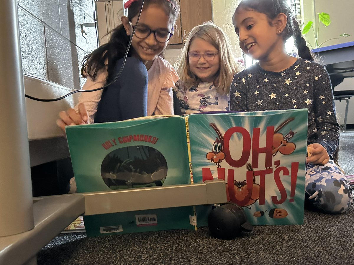 vandesampel77's tweet image. #BuddyReading for the win! Our #Friends from @AKachakova’s connected as we shared books this afternoon! #Engaged #Empowered #Embraced @HanoverHuskies