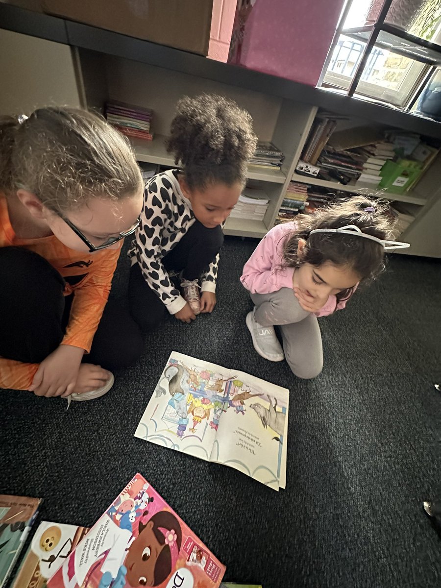 vandesampel77's tweet image. #BuddyReading for the win! Our #Friends from @AKachakova’s connected as we shared books this afternoon! #Engaged #Empowered #Embraced @HanoverHuskies