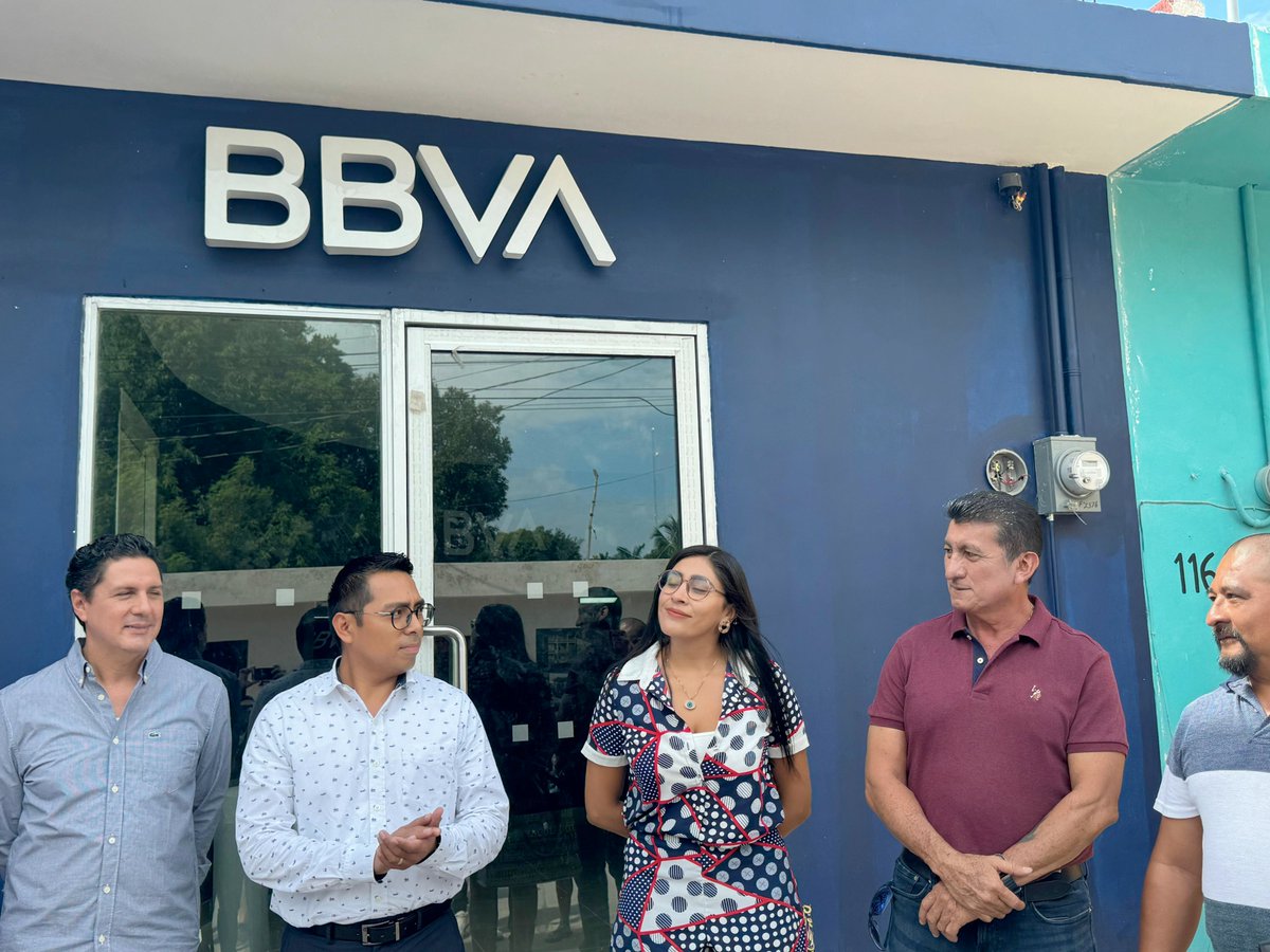 El presidente de la Asociación de Hoteles del Centro y sur de Q Roo, Raúl Andrade Angulo, jel Presidente Municipal de Bacalar, José Alfredo Contreras y el Tesorero, Paúl Romero, acompañaron a funcionarios de BBVA Bacalar en la apertura del nuevo cajero de la institución bancaria.