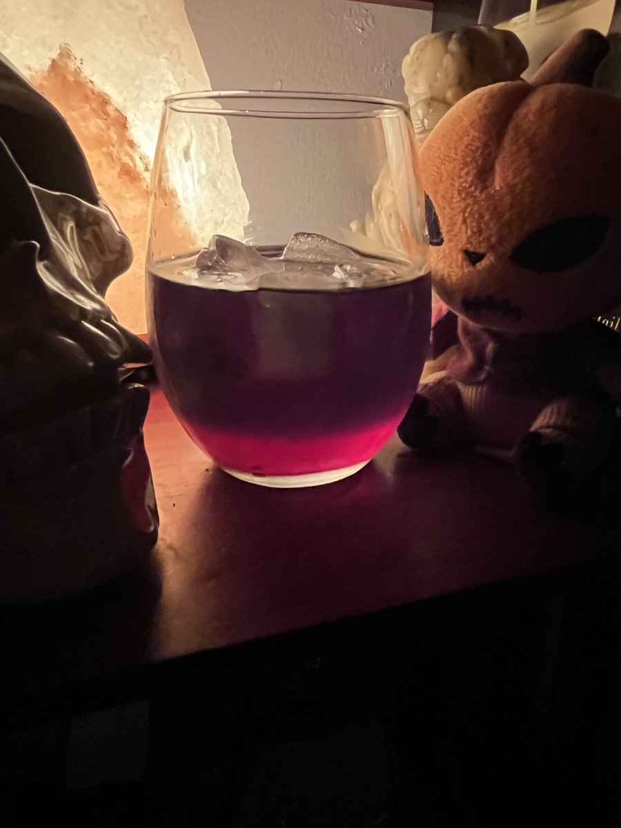 SemetraRhodes's tweet image. Spooktober Monday&apos;s: Black Vodka Night!

A Black Widow

#SpookyCocktails #BlackVodka 🎃🖤🎃