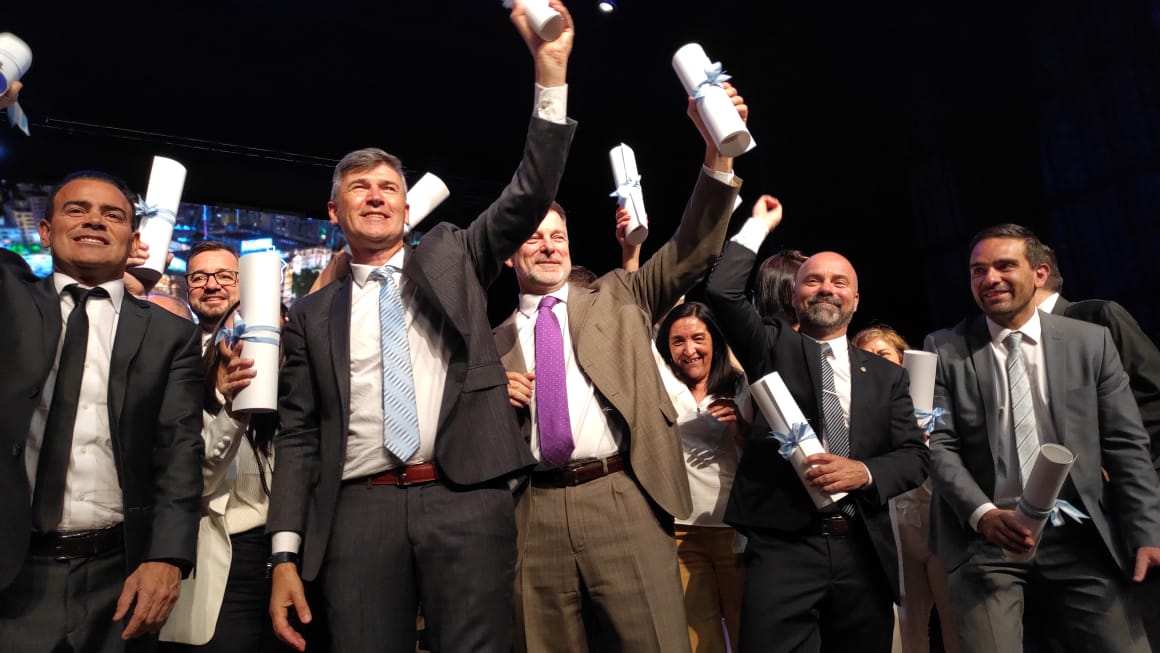 pablomrc's tweet photo. Este lunes, en un acto celebrado en el Teatro Comedia, las autoridades municipales elegidas en los comicios del pasado 23 de julio, recibieron sus diplomas en un acto formal que los proclama para sus futuros cargos, encabezado por el futuro intendente Daniel Passerini. https://t.co/F1rZ5nnVlp