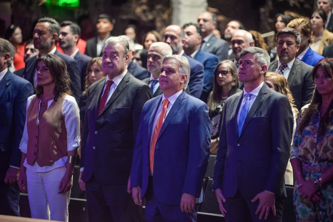 pablomrc's tweet photo. Este lunes, en un acto celebrado en el Teatro Comedia, las autoridades municipales elegidas en los comicios del pasado 23 de julio, recibieron sus diplomas en un acto formal que los proclama para sus futuros cargos, encabezado por el futuro intendente Daniel Passerini. https://t.co/F1rZ5nnVlp