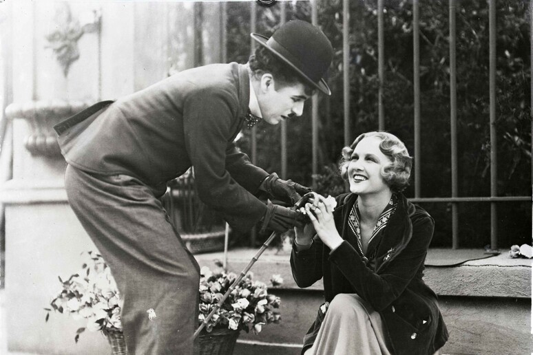 PaoloStarvaggi's tweet photo. #TV80 - sab. 17 ott. ‘87. Rai3 contro il “Fantastico” di Celentano manda il ciclo “Charlie Chaplin è vivo e sta bene”: alle 20.30 c’è “Luci della città”. del '31 ma volutamente muto, per dare ancora più poesia alla storia d'amore tra il vagabondo e la fioraia (Virginia Cherrill). https://t.co/HQGwFaAZuX