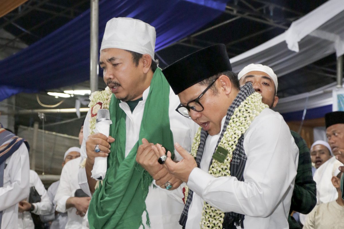 cakimiNOW's tweet photo. Assalamu’alaikum, selamat pagi..
Semalam memperingati Maulid Nabi Muhammad SAW bersama Majelis Sholawat Nariyah dan KHR. Cholil As’ad Syamsul Arifin Pengasuh Ponpes Walisongo Situbondo di Cibinong Bogor.

صَلُّوا عَلَى النَّبِيِّ مُحَمَّدٍ https://t.co/337eMMSyMY