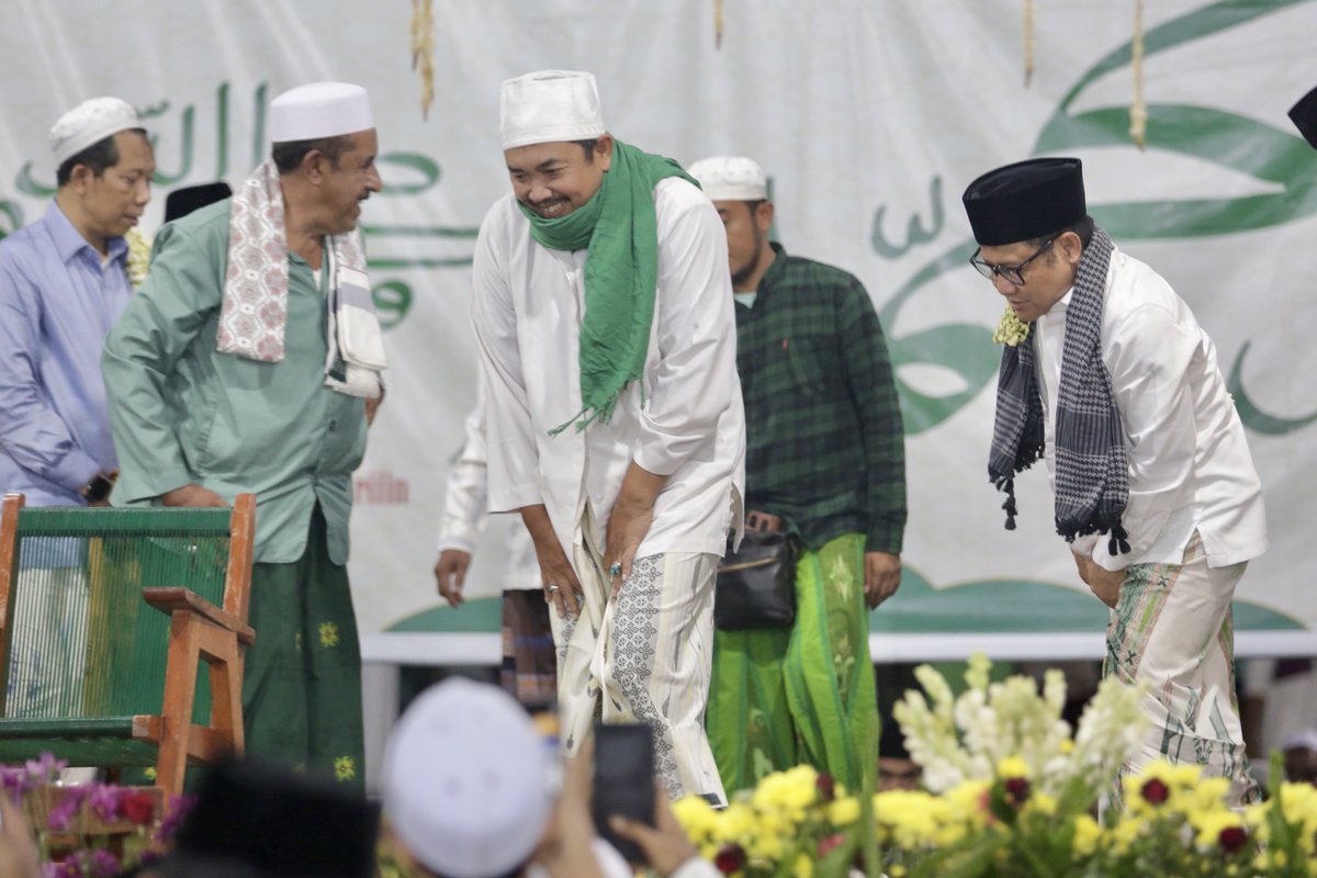 cakimiNOW's tweet photo. Assalamu’alaikum, selamat pagi..
Semalam memperingati Maulid Nabi Muhammad SAW bersama Majelis Sholawat Nariyah dan KHR. Cholil As’ad Syamsul Arifin Pengasuh Ponpes Walisongo Situbondo di Cibinong Bogor.

صَلُّوا عَلَى النَّبِيِّ مُحَمَّدٍ https://t.co/337eMMSyMY