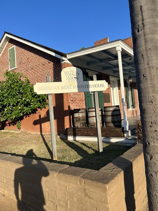 99 % chance an almost 3 year old gets dragged on a ghost tour tonight 👻🎃🐦&zwj;⬛ https://t.co/pYdfR6IJH9