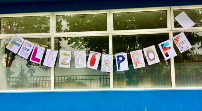 AdrianaEGomez's tweet photo. En Chile persiste una histórica e injusta desvalorización de las Pedagogías, además de bajos sueldos y jornadas extenuantes. Y se estima que los profesores/as trabajan, en promedio, 11.5 hrs extras NO remuneradas a la semana como parte de su pega.  #diadelprofesor  #16octubre https://t.co/cI6V6MnDlu