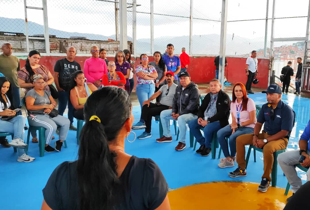salaprensaCantv's tweet photo. #16Oct El Pdte. de Cantv, MG. Jesús Aldana, y su equipo de  Vicepresidentes sostuvieron encuentro con el Poder Popular de la parroquia El Valle, con el fin de dar cierre a la primera fase del Plan #CantvComunal que se desarrolla en los sectores: Bruzual, El Topito y San Antonio. https://t.co/oUz9d8iORQ