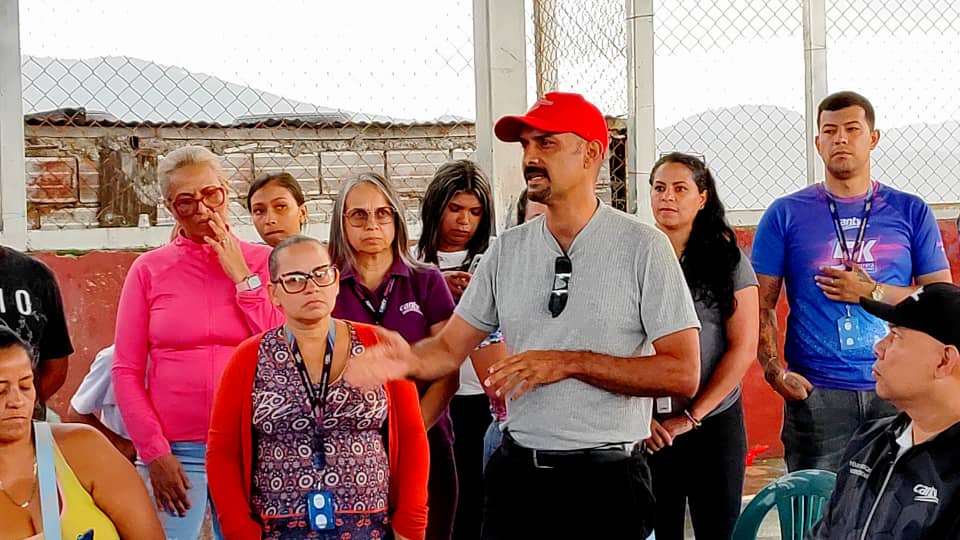 salaprensaCantv's tweet photo. El despliegue de la Fuerza Azul en la localidad caraqueña brinda respuesta a la solicitud hecha por la comunidad al Presidente @NicolasMaduro de garantizar las telecomunicaciones a las familias. La Empresa también emprenderá la modernización de los servicios a fibra óptica. https://t.co/6cTcx5B3GV