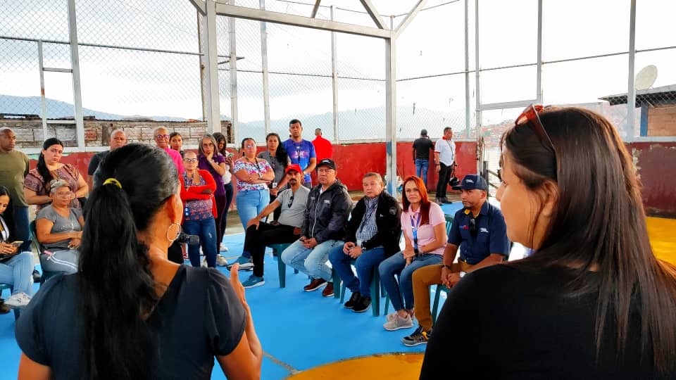 salaprensaCantv's tweet photo. El despliegue de la Fuerza Azul en la localidad caraqueña brinda respuesta a la solicitud hecha por la comunidad al Presidente @NicolasMaduro de garantizar las telecomunicaciones a las familias. La Empresa también emprenderá la modernización de los servicios a fibra óptica. https://t.co/6cTcx5B3GV