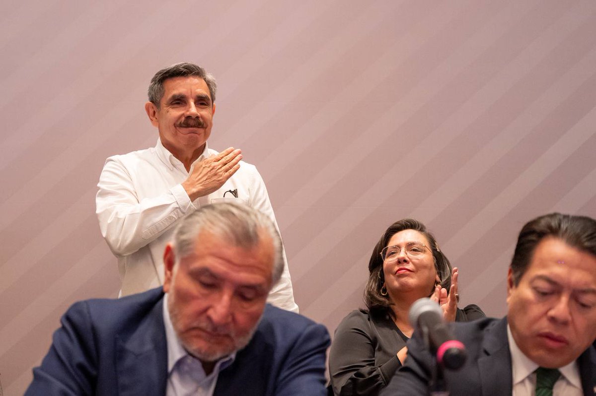 AlvaroBrSierra's tweet photo. Unidad, organización, movilización y suma. Es lo que nos pide nuestra coordinadora nacional de defensa de la transformación, la Dra. @Claudiashein.

Hoy estuvimos con las y los aspirantes a las Coordinaciones Estatales de Defensa de la 4t para refrendarles tal mensaje. https://t.co/sTravfbkeZ