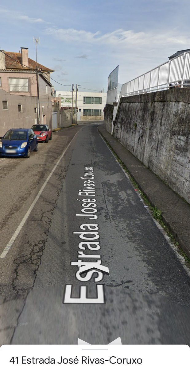 ESFCVigo's tweet photo. Vecinos de la calle José Rivas en Corujo llevan años solicitando mejoras urgentes: aceras estrechas frente al colegio y tráfico de doble sentido en una vía reducida. La seguridad peatonal y vial sigue siendo un problema. 🚸🚗
#Corujo
#SeguridadCiudadana https://t.co/Kv6vek51tm