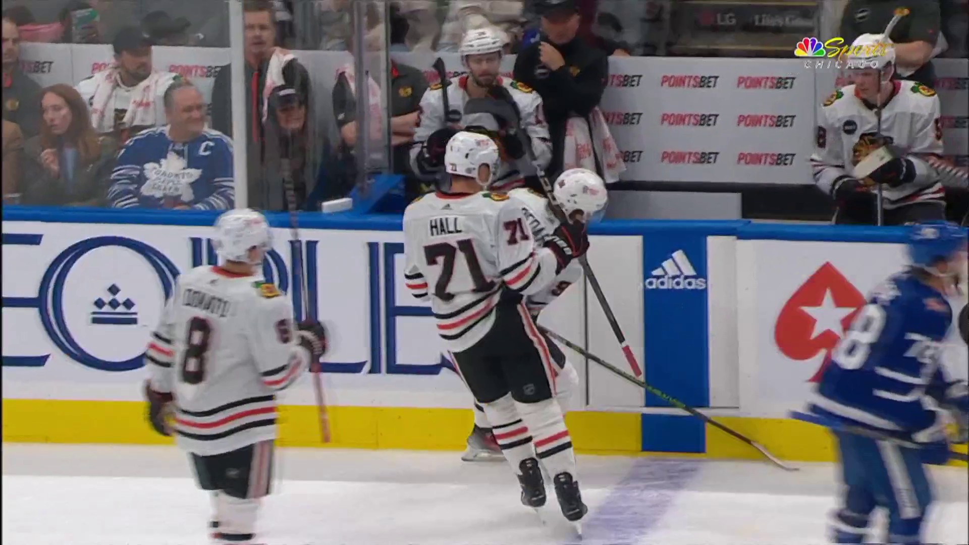 Charlie Roumeliotis on X: Up-close look at #Blackhawks gigantic new  scoreboard. It's the largest center-hung screen display with highest  resolution technology among NHL/NBA arenas.  / X