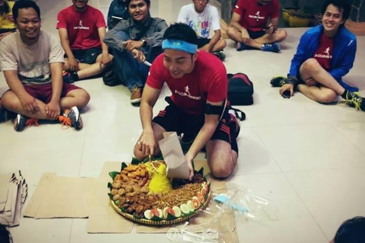 risahardanto's tweet photo. wah hari ini @DeltaRunnersSda ultah ke 9th

Happy Birthday Delta Runners gak kerasa dah sampai sejauh ini. Smoga smakin kompak, membanggakan, saling support satu sama lain , menyebarkan virus lari &amp; gaya hidup sehat ke masyarakat. Dan makin membumi 😘😘🎂🎂 https://t.co/xmGGoH3Em1