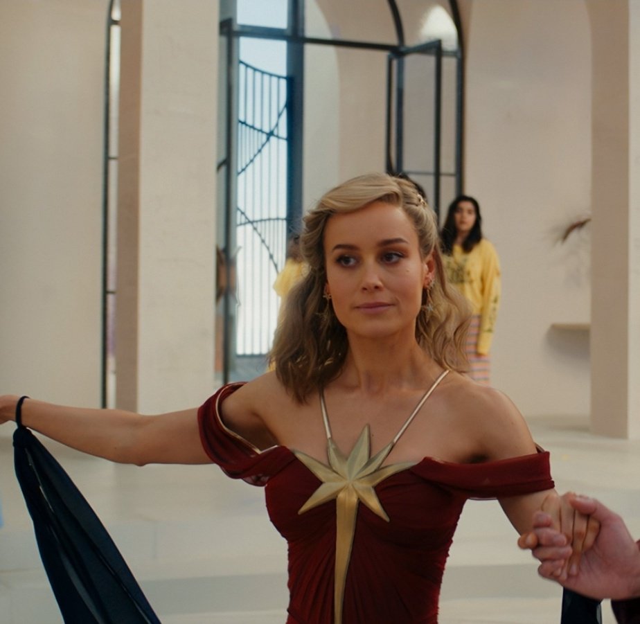 infinitebrie's tweet photo. if her dress transforms into this suit sailor moon style, I will legit need medical attention in the theater #TheMarvels https://t.co/E4wjCNnLA2