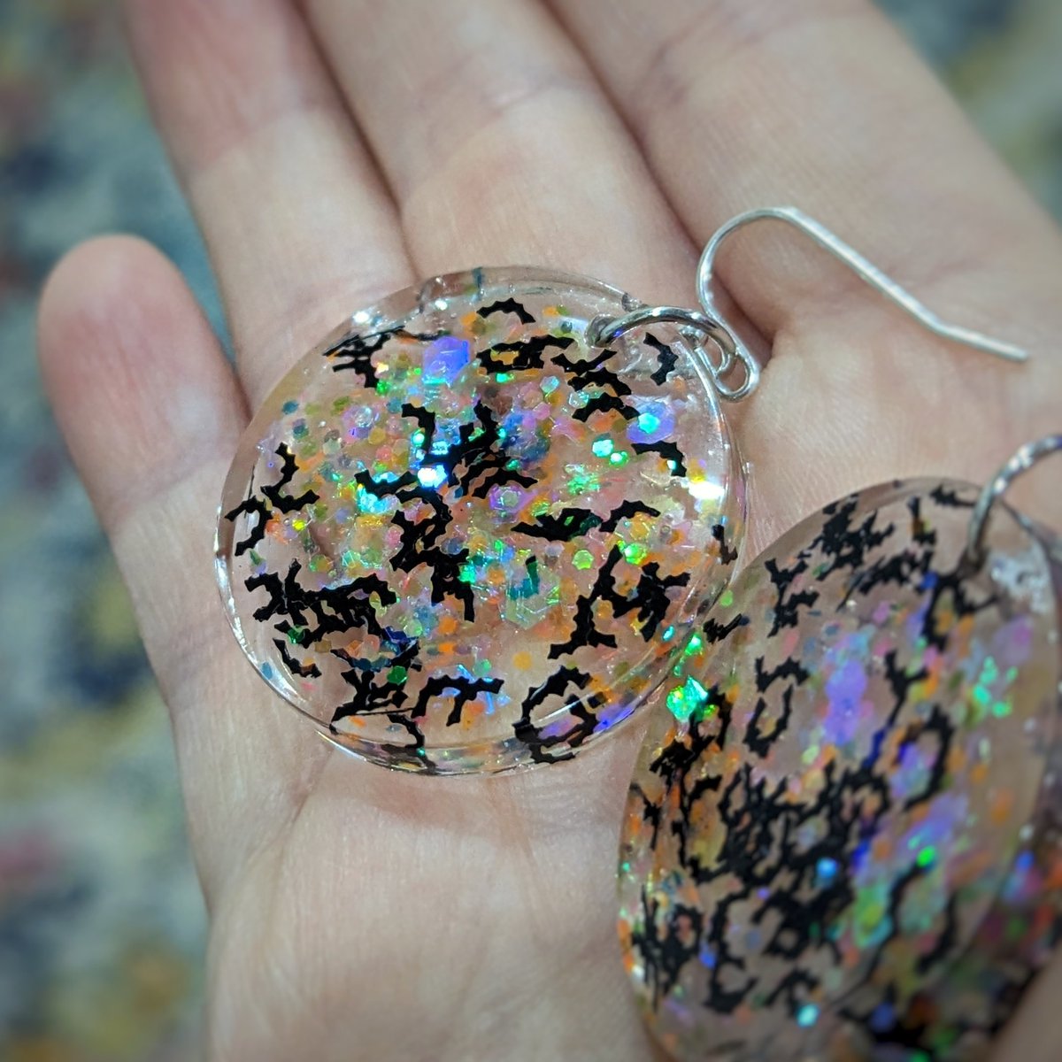 suzerduder's tweet photo. Used some of my #safiyaxholotaco bat glitters in resin earrings for spooky season 🦇🧡
@holotaco https://t.co/nxyGkCV4VK
