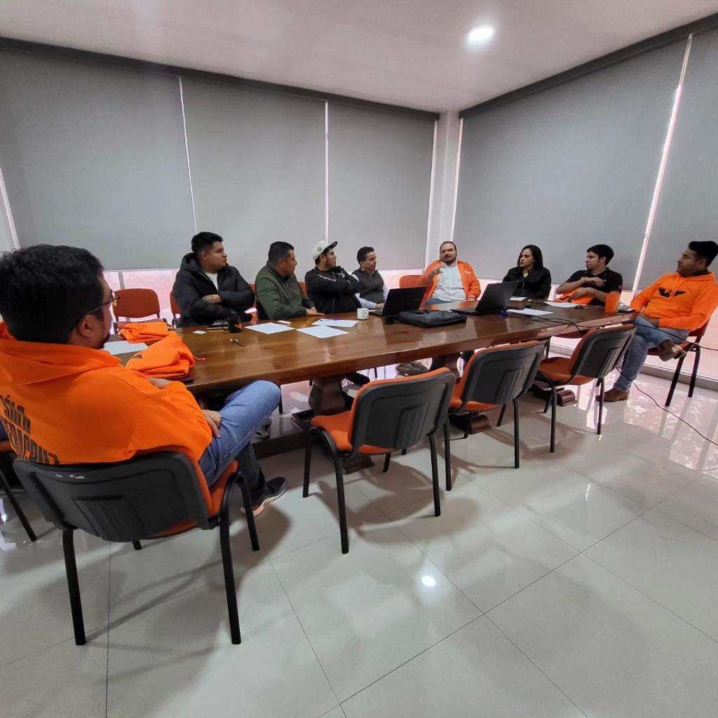SergioGilRu's tweet photo. En #Jilotepec si se saben la de ponerse a jalar por su municipio. Seguimos pintando nuestro Estado de #naranja 🍊 https://t.co/fCLdCkfiNx