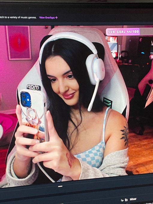 I&rsquo;m live BARK BARK BARK   https://t.co/I62AQzcAgI https://t.co/xQQA0KdZCY