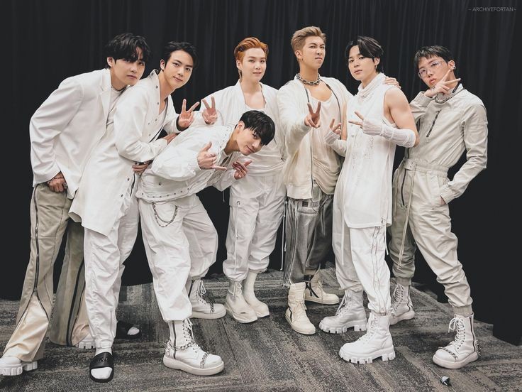 Kooknejito_'s tweet photo. ☆ #BTS sigue siendo el ÚNICO grupo asiático que tiene a TODOS sus miembros debutando en la lista Billboard Hot 100 como solistas ☆

BTS IS BIGGER THAN KPOP
BTS PAVED THE WAY
BTS FATHER OF KPOP https://t.co/8R6fY9gLST