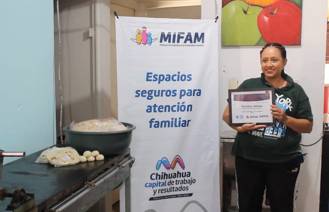 chihuahuampio's tweet photo. ¿Conoces la historia de Brenda Hernández?
Una madre soltera que vende tortillas de harina y frijoles cocidos. 😋
Gracias al #MIFAM Valle Dorado impulsó su negocio exitosamente. 🙌
Si deseas asesorarte, llama al 📞 072 extensión 2957.
#TrabajoyResultados #MarcoBonilla https://t.co/nHpuqRqwDC