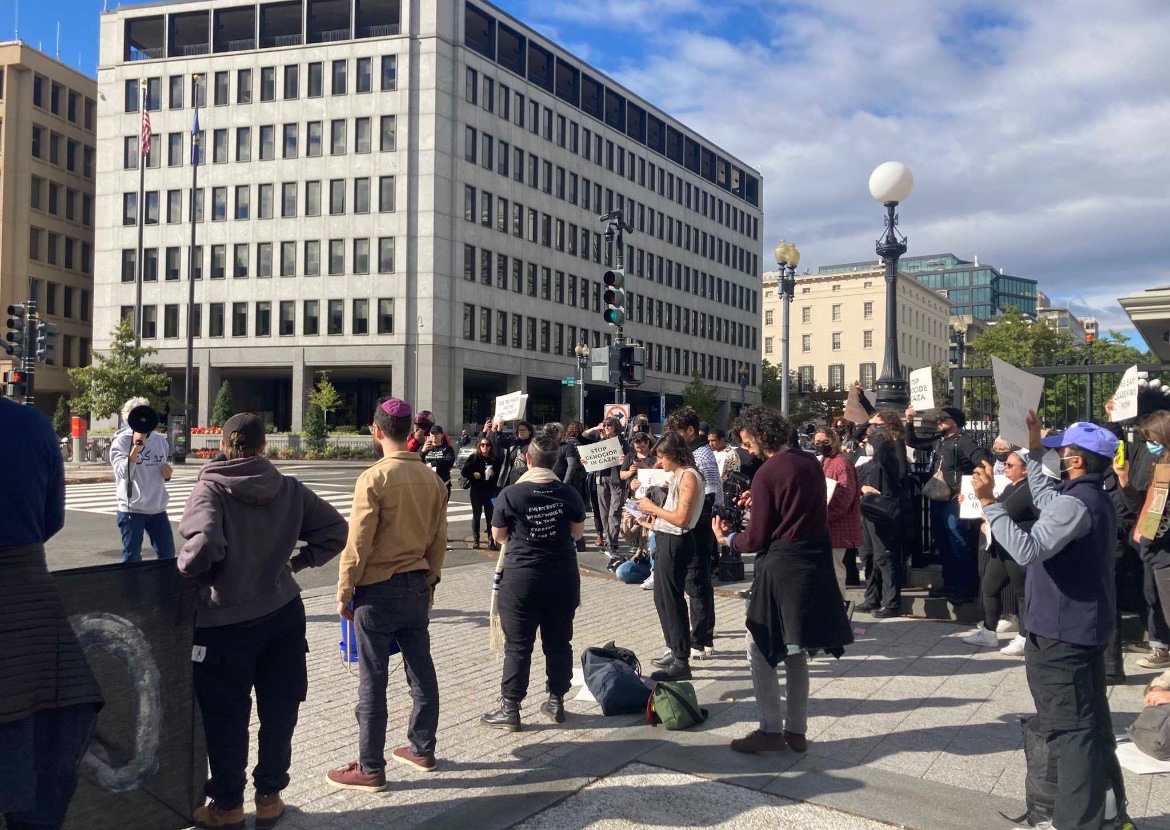 Proud of our MDSA Comrades who traveled to D.C. from New England to rally for #Palestinianliberation 

We must continue to call upon our lawmakers to insist on an immediate ceasefire, end to U.S. funding of genocide, and to end the illegal occupation of Palestine 🇵🇸❤️🌹