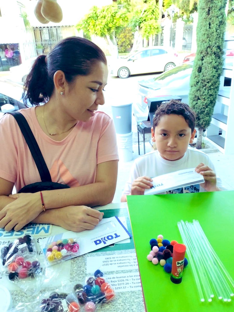 JaviRMendoza's tweet photo. En el @GuadalajaraGob estamos generando derrama económica directa para las papelerías de barrio con el intercambio de materiales escolares del programa #DeBuenasalaEscuela
Una política pública de @PabloLemusN en beneficio de la gente ☑️ https://t.co/Po3bPR9DGB
