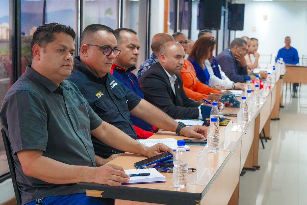 sugeyherreram's tweet photo. Hoy tuvimos una reunión con el Estado Mayor de los Servicios Públicos. La priorización de los territorios es la atención al sistema eléctrico y agua…de la mano del presidente @NicolasMaduro y el gobernador @luismarcanos, vamos a la mejora de la calidad de vida de tod@s!! https://t.co/EdDR3dIOdK