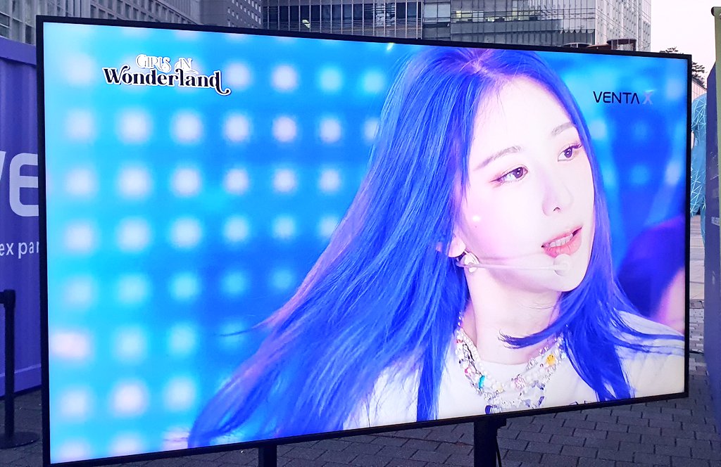 tiger_yeongo's tweet image. #VENTAX #VR콘서트 #KPOPVR #걸스인원더랜드 #오마이걸 #이채연
10/16 벤타브이알 후기
VR로 무대를 본건 생전 처음인데 엄청나다
채연이 미모도 미쳤는데 진짜 코앞에 있는 것 같아서 VR인거 아는데도 긴장했는데
대니착장 진짜 너무 예쁘다ㅜ 허쉬러쉬나 노크 착장도 너무너무 예쁘고