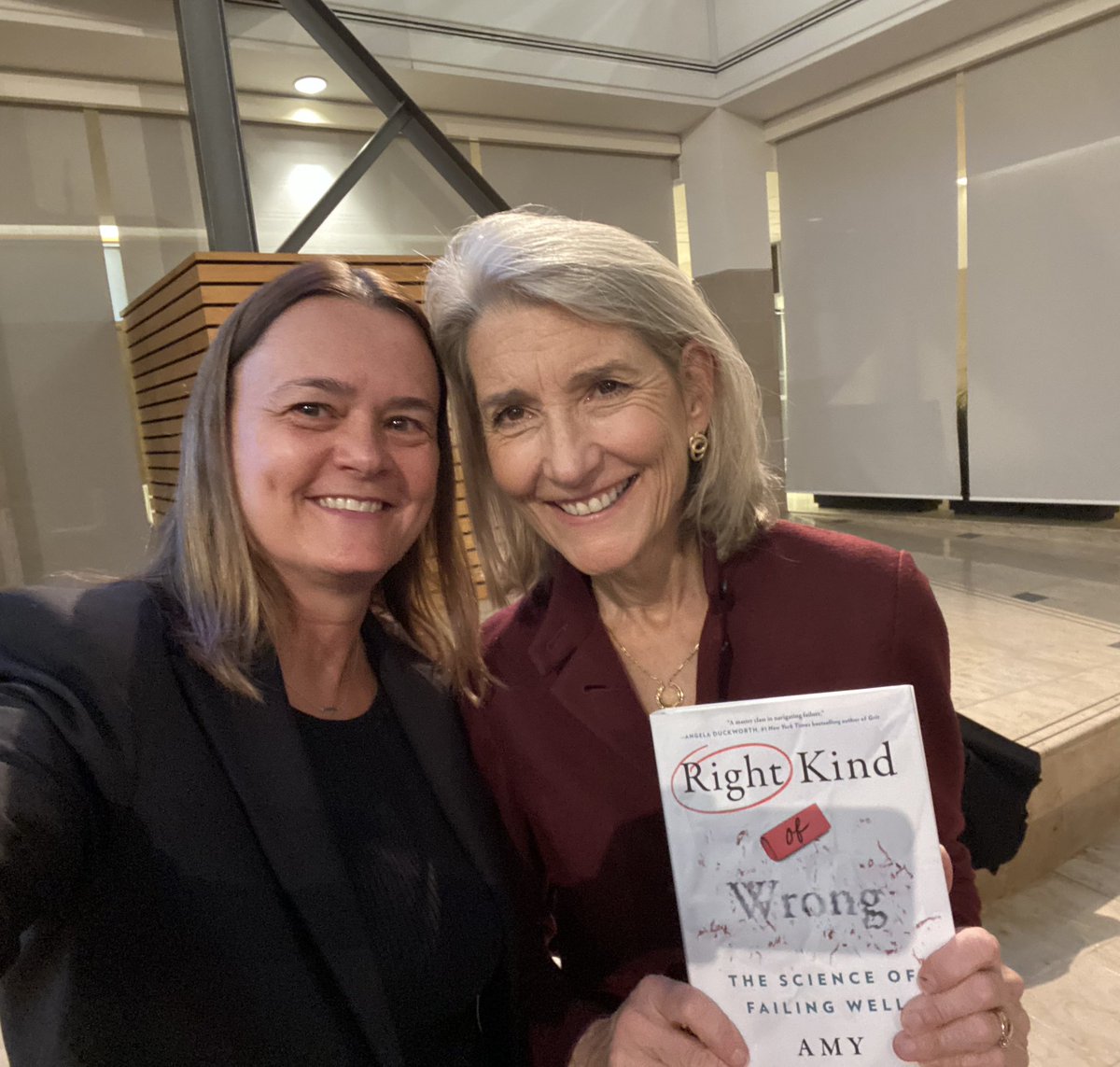bvtraveller's tweet photo. An absolute pleasure to attend @AmyCEdmondson’s talk @rotmanschool for her latest book “Right Kind of Wrong” &amp; getting to briefly chat. Looking forward to reading about the science of failing well. #failingwell https://t.co/zuVRZuI431