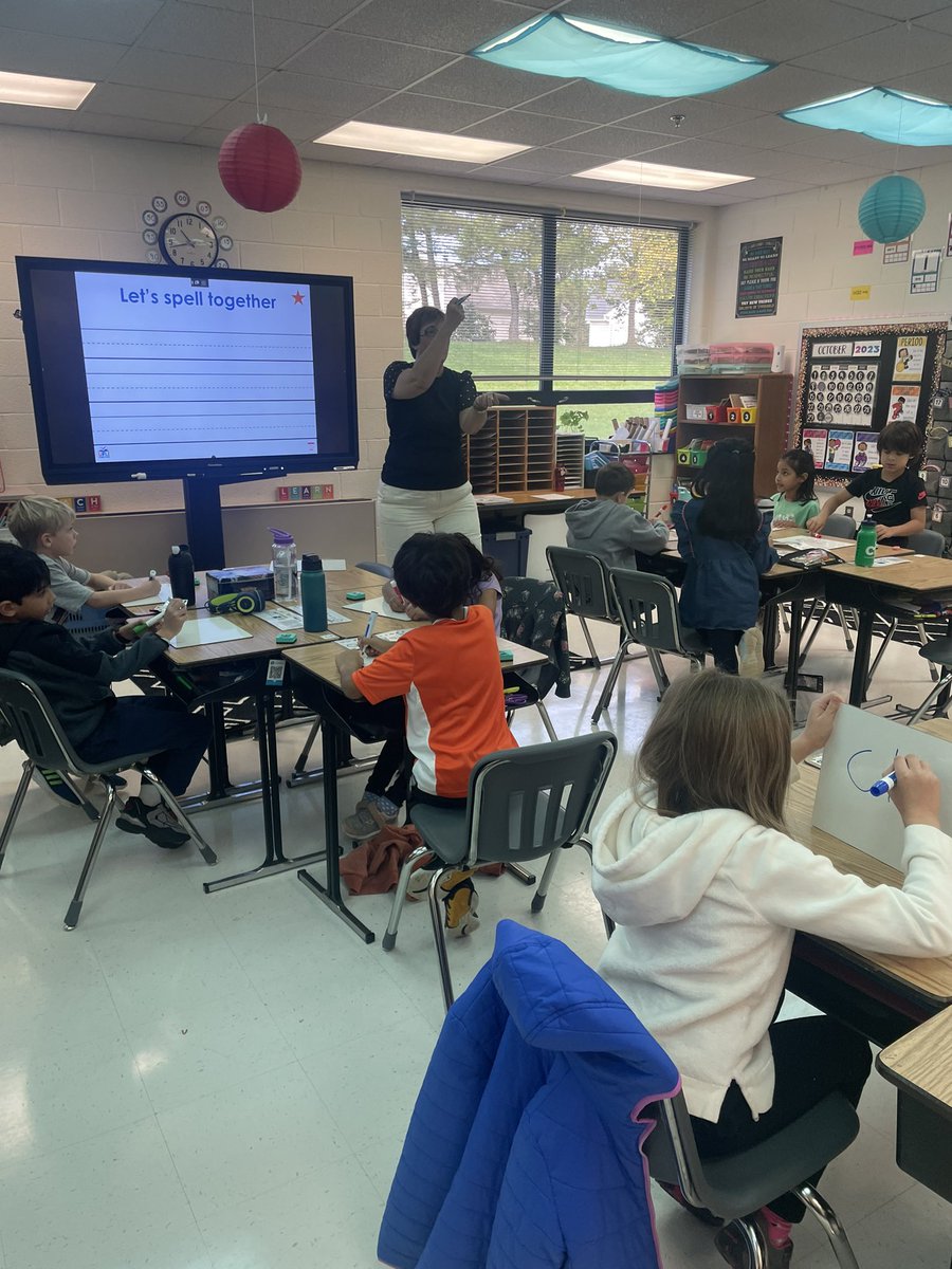 RookerGrade2's tweet photo. Mrs. Heidary came for a literacy visit focusing on progress monitoring @HorizonElem https://t.co/vG59noUzht